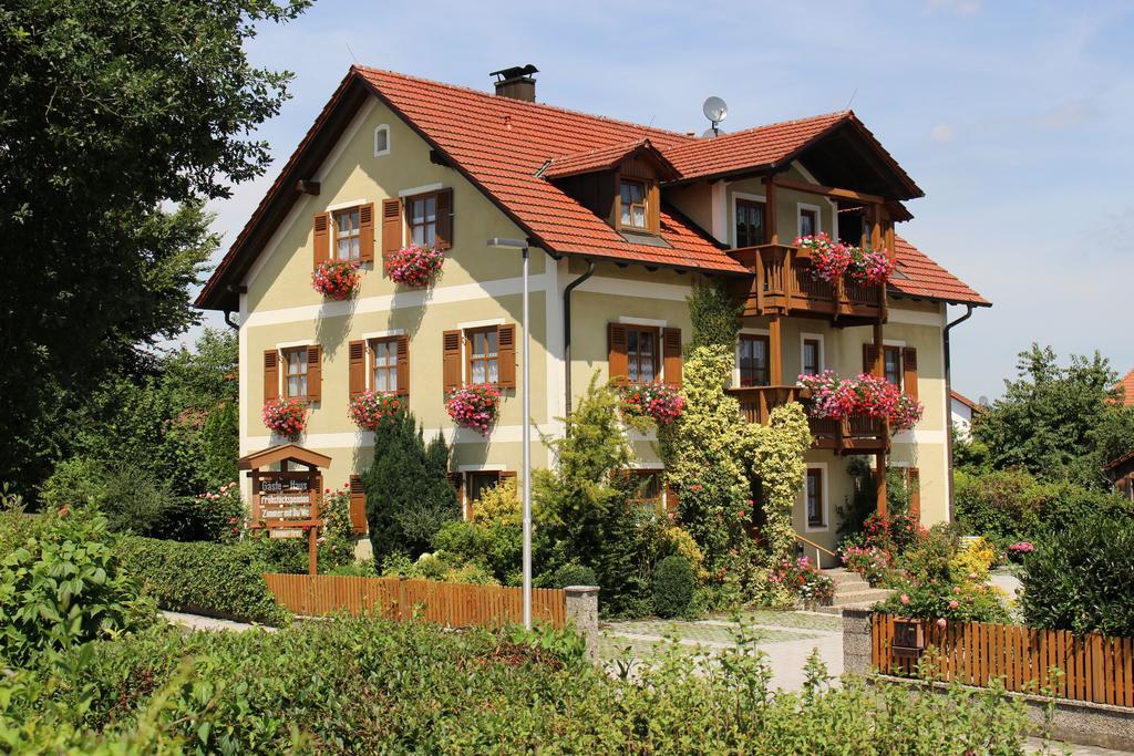 Wiesent Gaeste-Haus Roesch מראה חיצוני תמונה