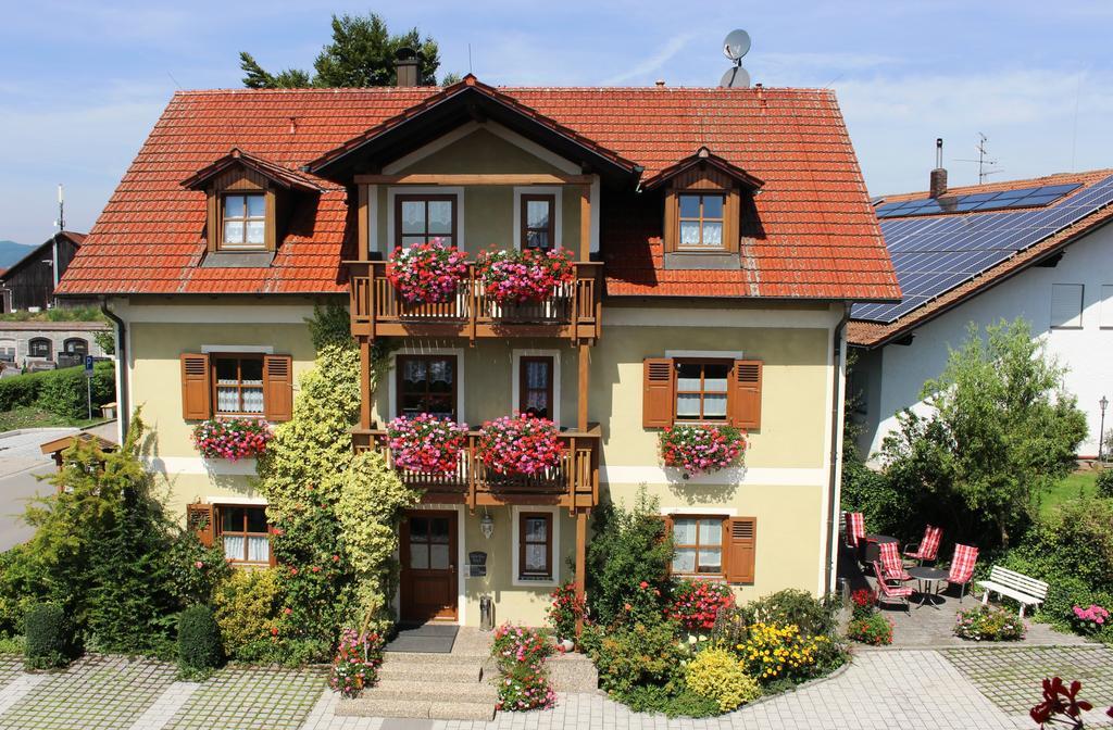 Wiesent Gaeste-Haus Roesch מראה חיצוני תמונה